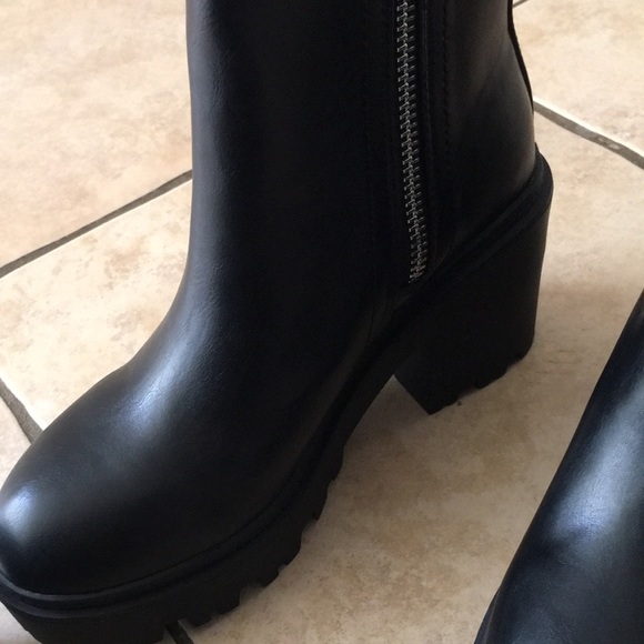 New Urban Outfitters Chunky Heel Black Boots - Picture 4 of 9
